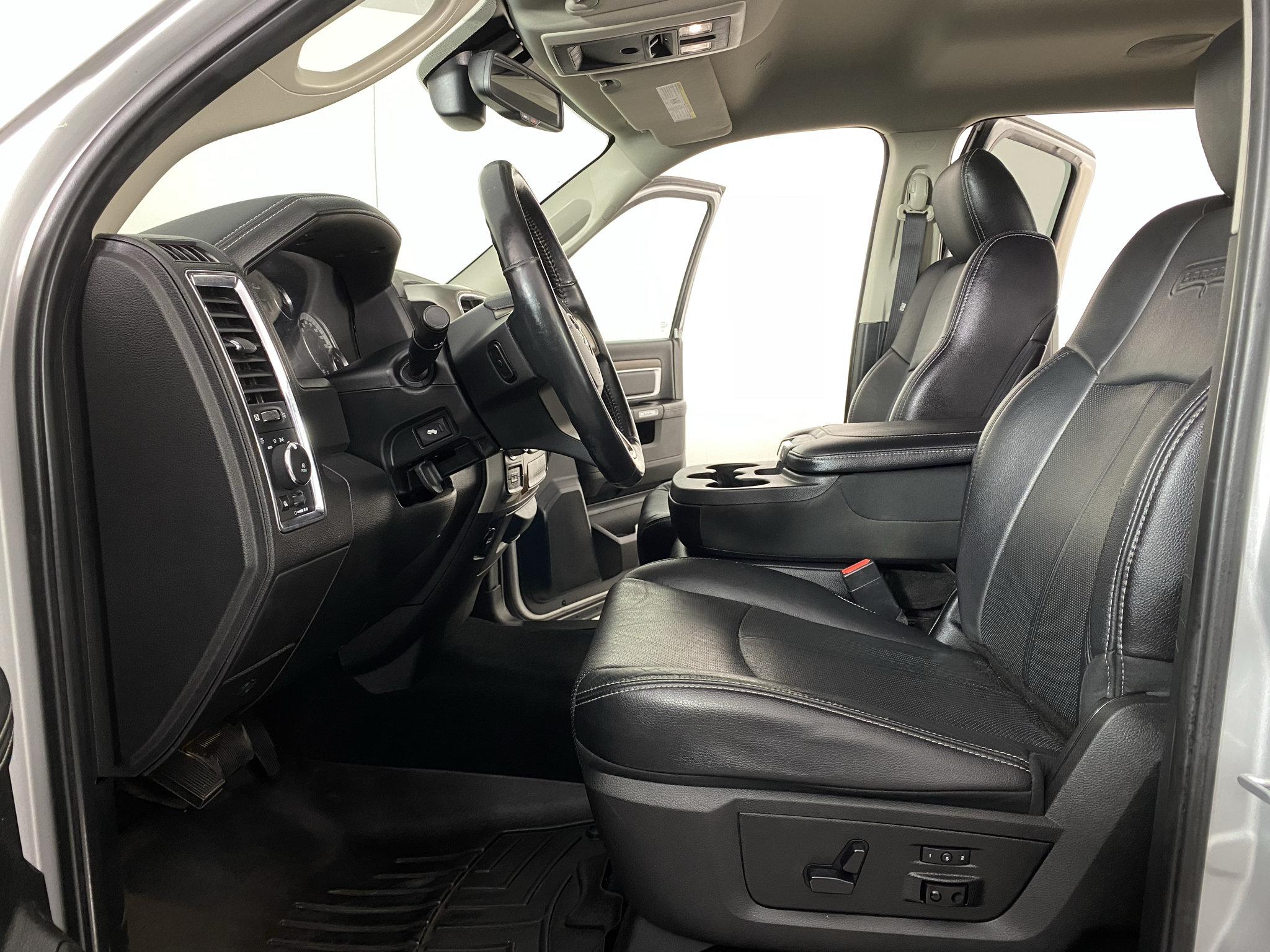Used 2018 RAM 1500 Laramie w/ Convenience Group AWD/4WD image 2