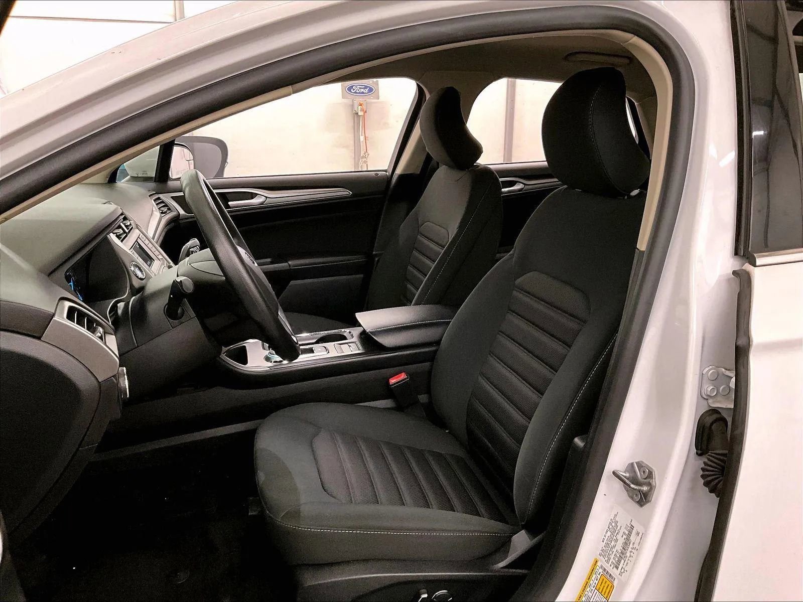 Used 2018 Ford Fusion SE FWD image 24