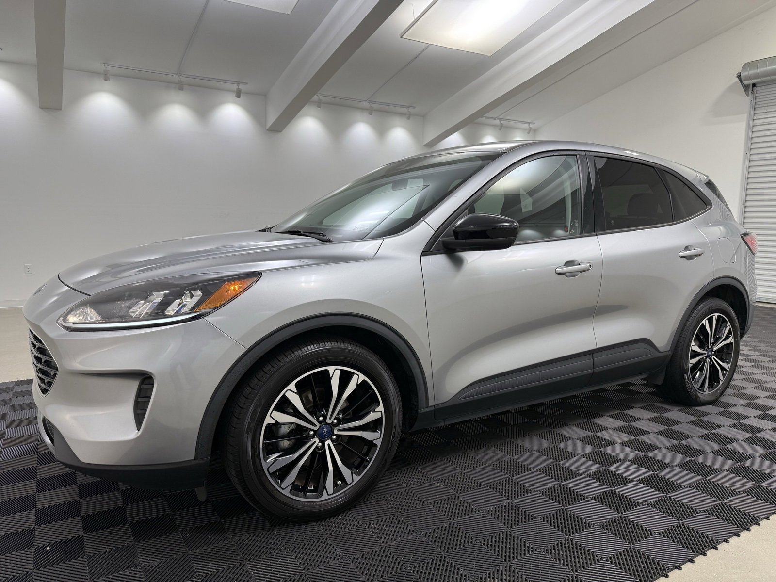 Used 2021 Ford Escape SE w/ SE Sport Appearance Package image 4