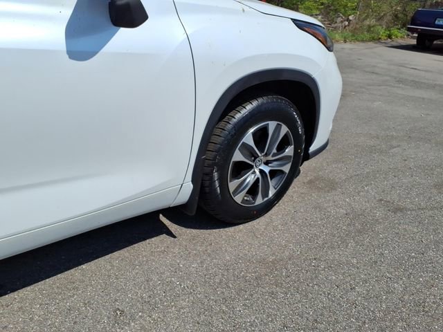 Used 2023 Toyota Highlander XLE AWD/4WD image 11