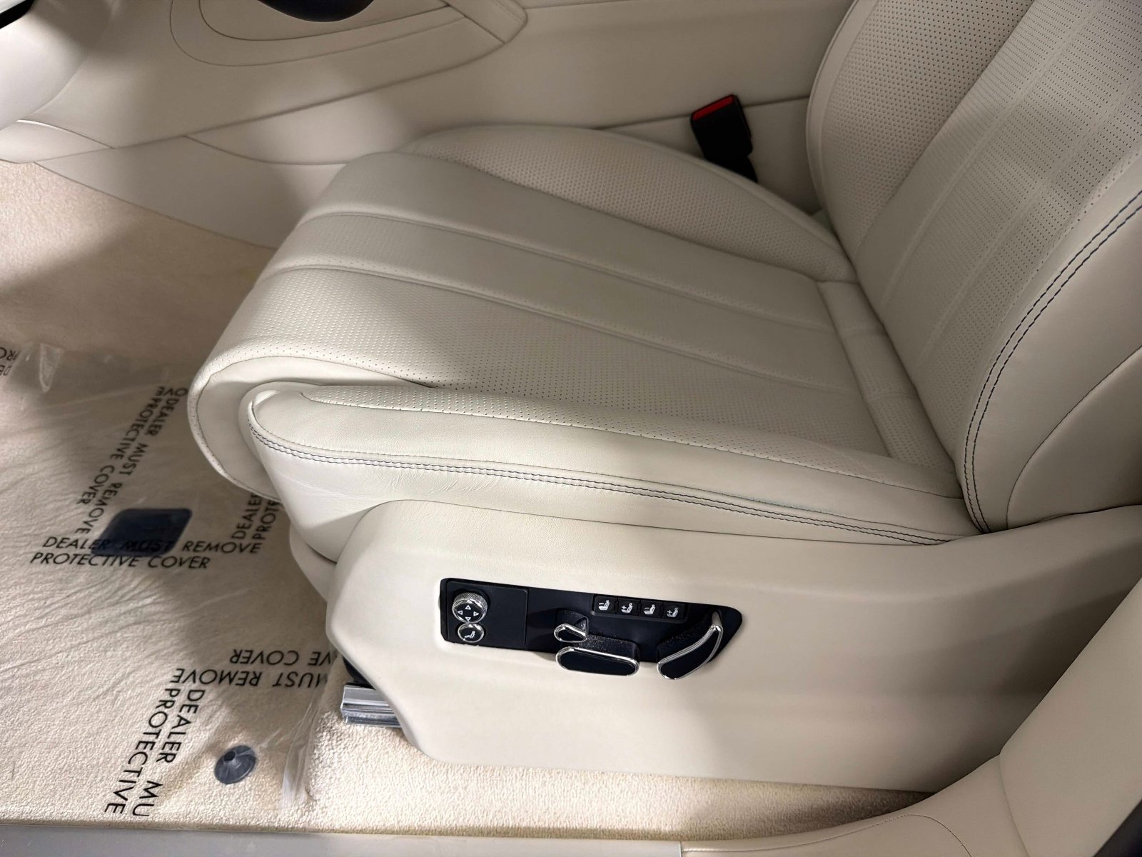 Used 2024 Bentley Bentayga Plug-In Hybrid image 38