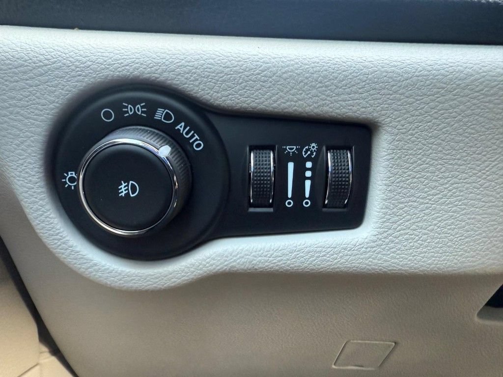 Used 2024 Chrysler Pacifica Limited FWD image 26