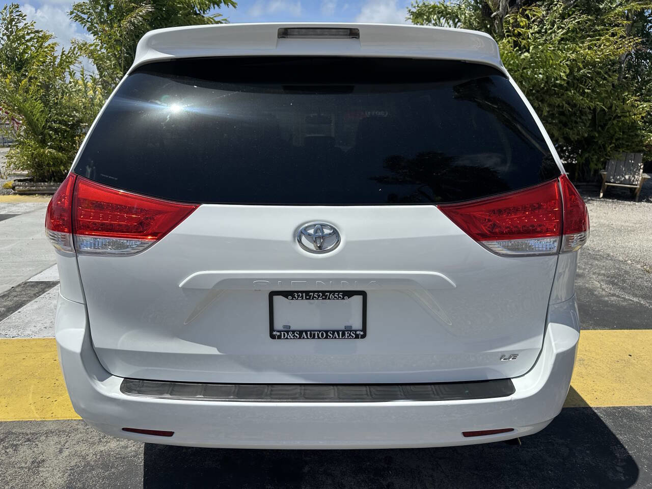 Used 2011 Toyota Sienna LE image 6