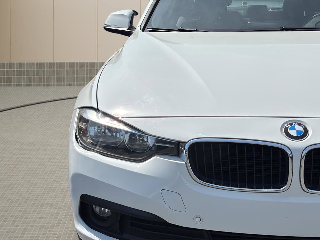 Used 2017 BMW 320i Sedan w/ Driver Assistance Package image 9