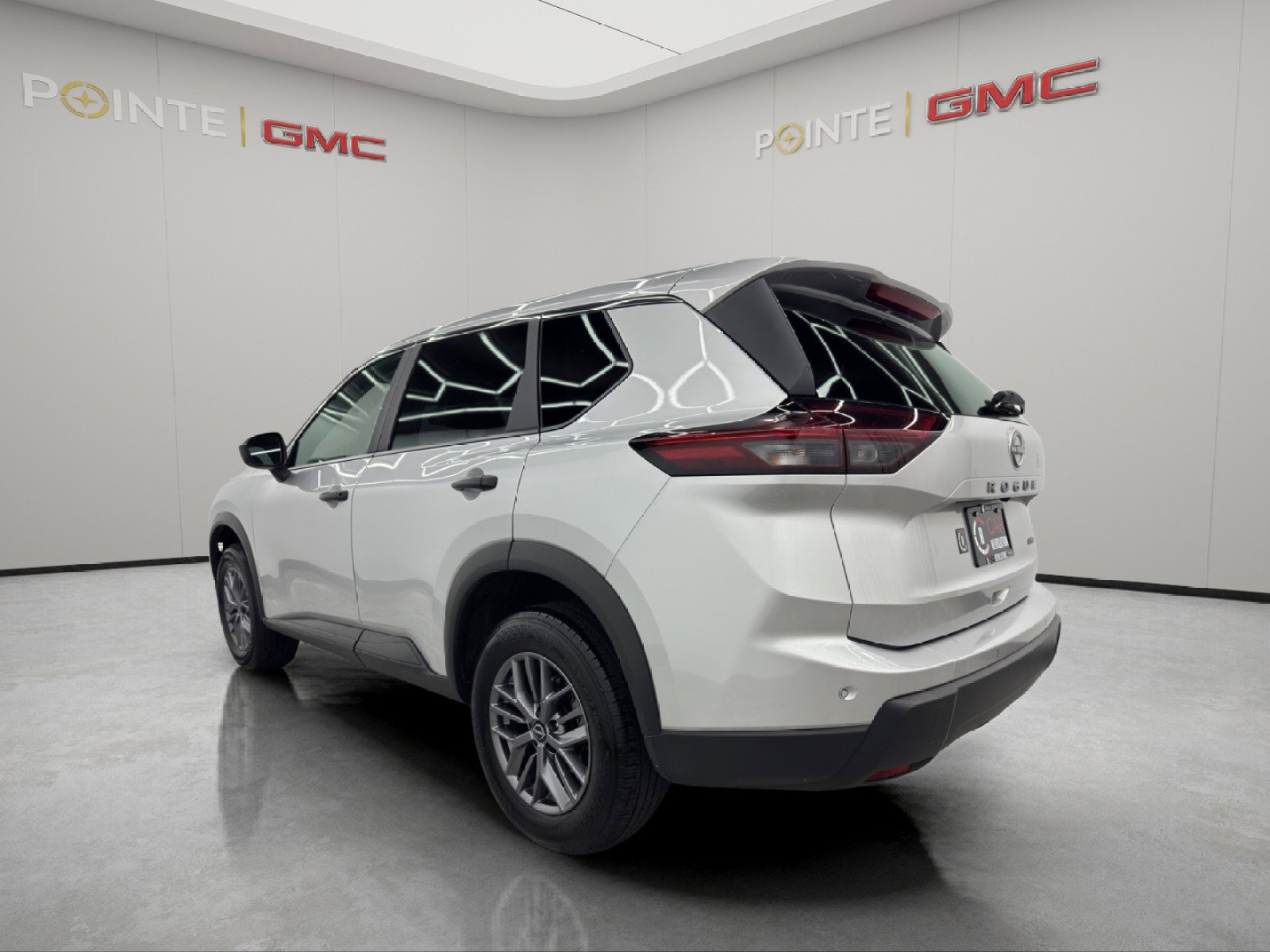 Used 2024 Nissan Rogue S AWD/4WD image 4