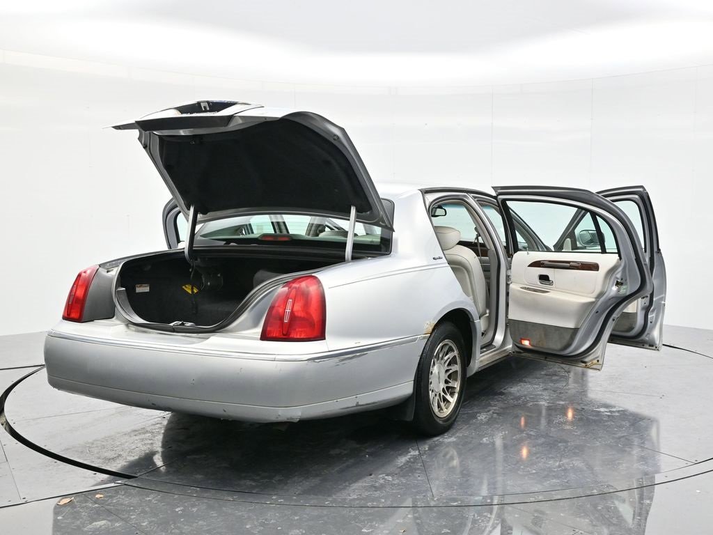 Used 2002 Lincoln Town Car Signature image 51