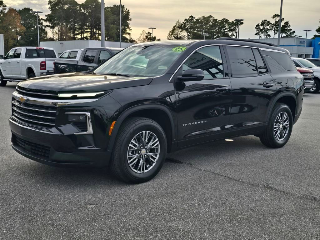 Used 2025 Chevrolet Traverse LT