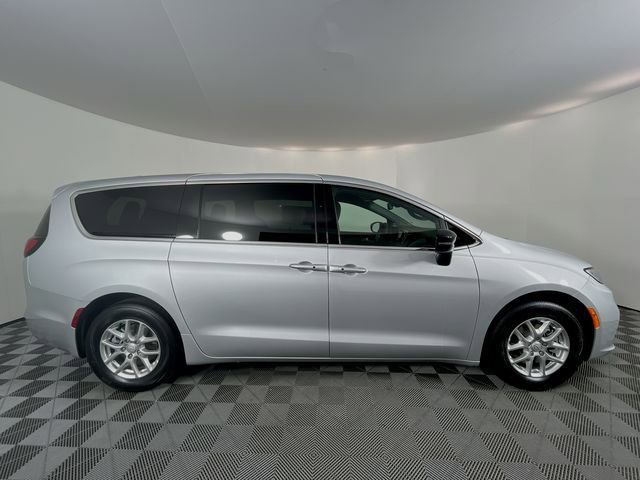New 2026 Chrysler Pacifica Select image 10
