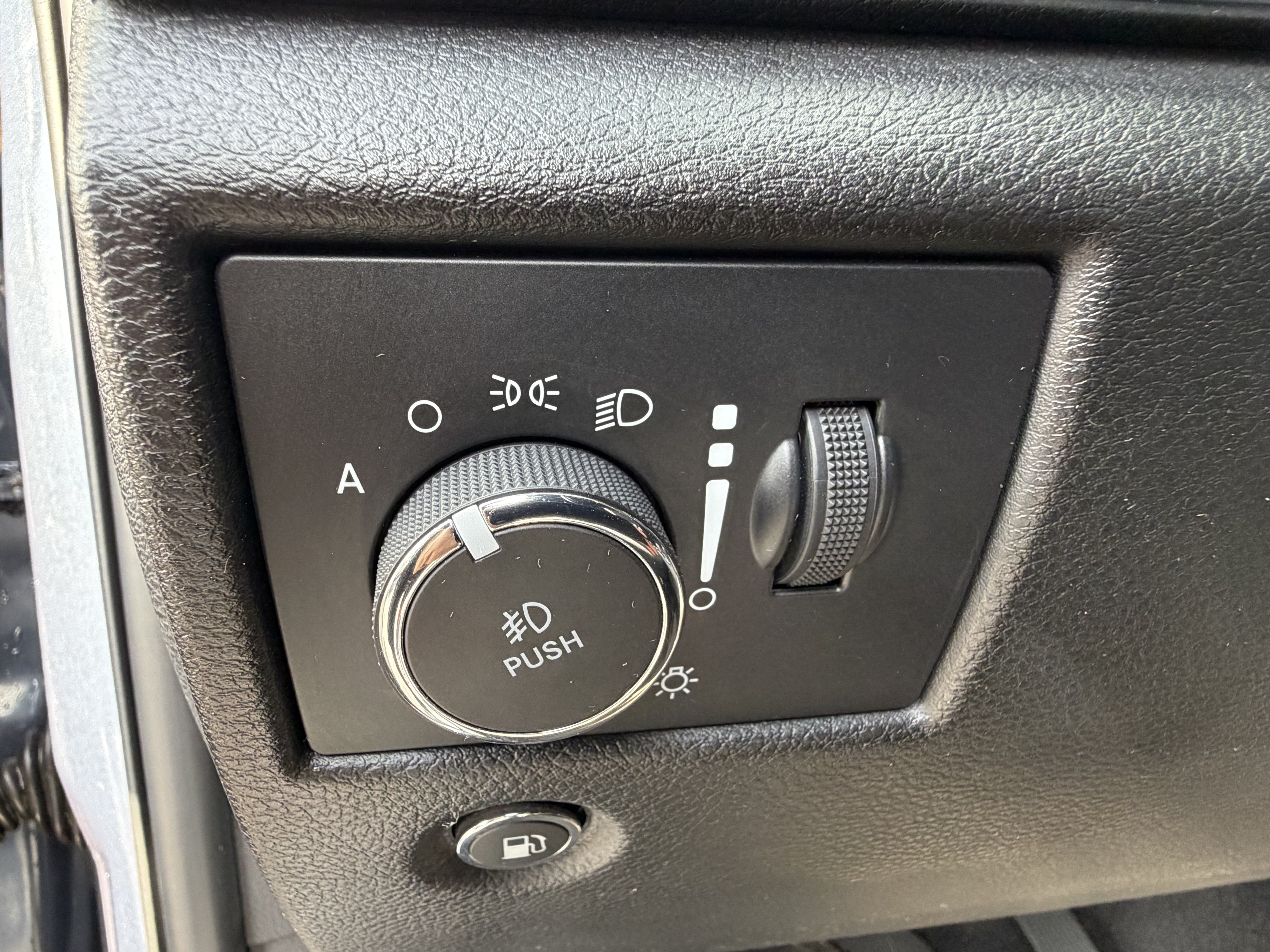 Used 2021 Jeep Grand Cherokee Limited w/ Premium Lighting Group AWD/4WD image 15