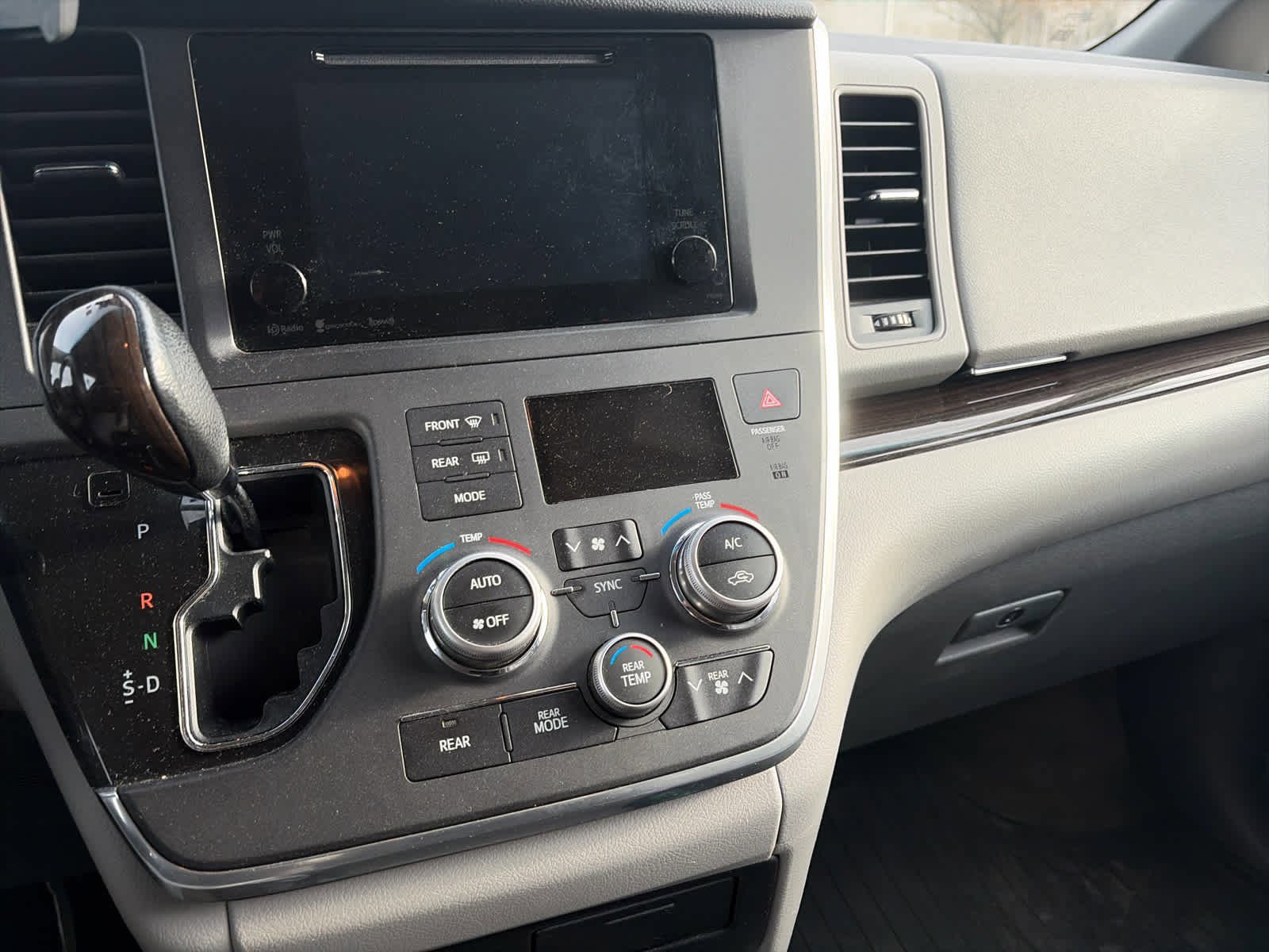 Used 2017 Toyota Sienna XLE FWD image 9