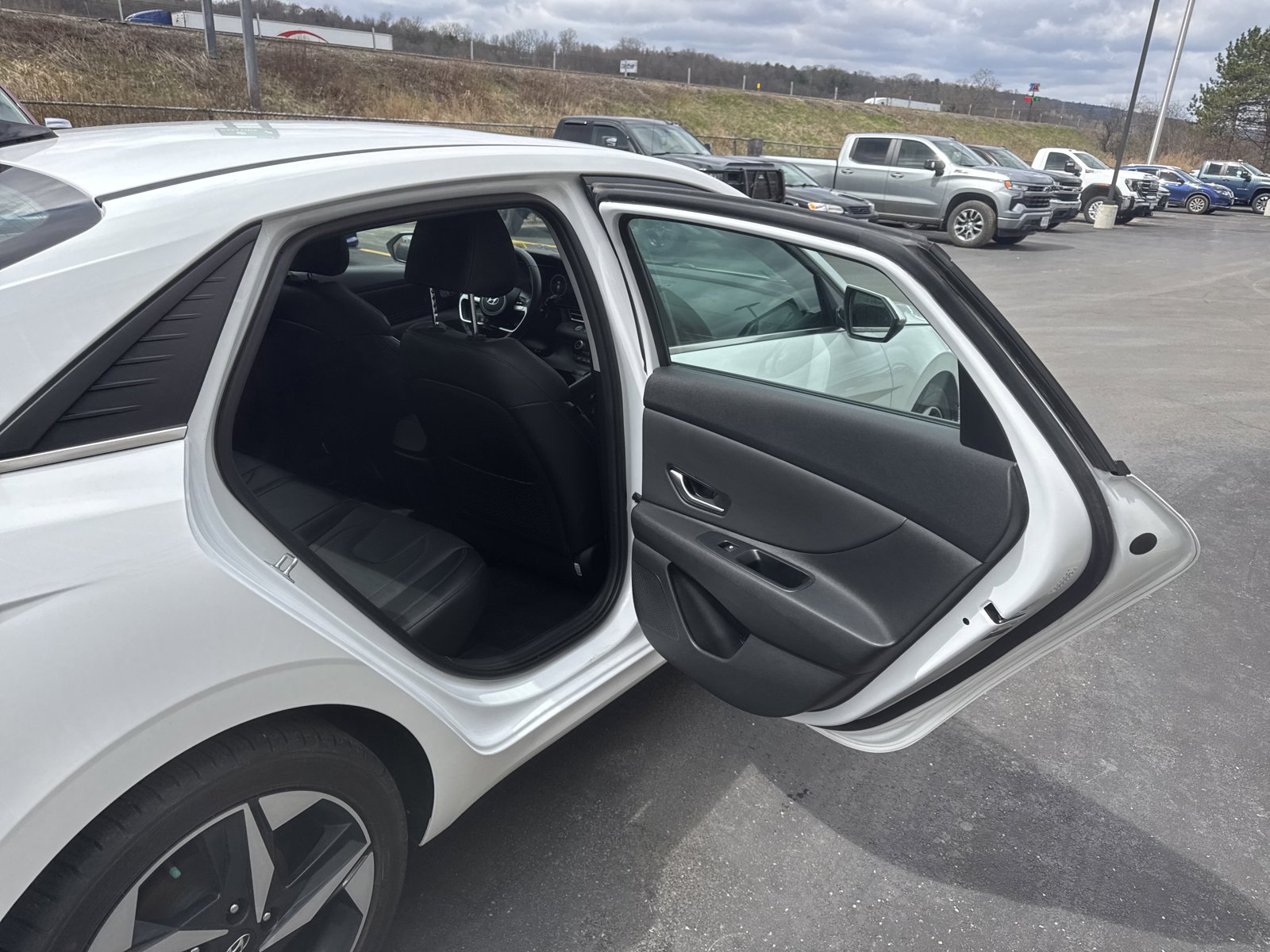 Used 2023 Hyundai Elantra Limited w/ Preferred Accessory Package FWD image 7