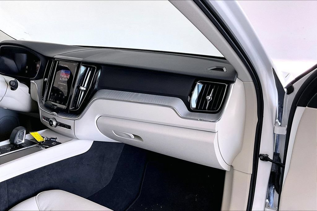 Used 2023 Volvo XC60 B5 Plus AWD/4WD image 19