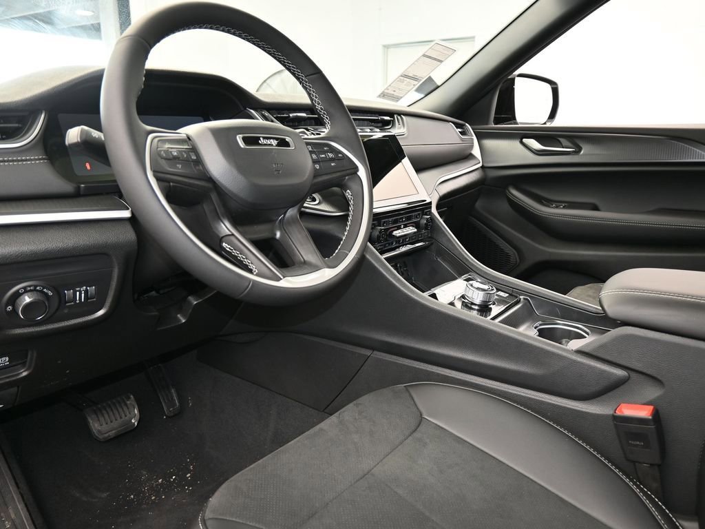 New 2025 Jeep Grand Cherokee Altitude image 13