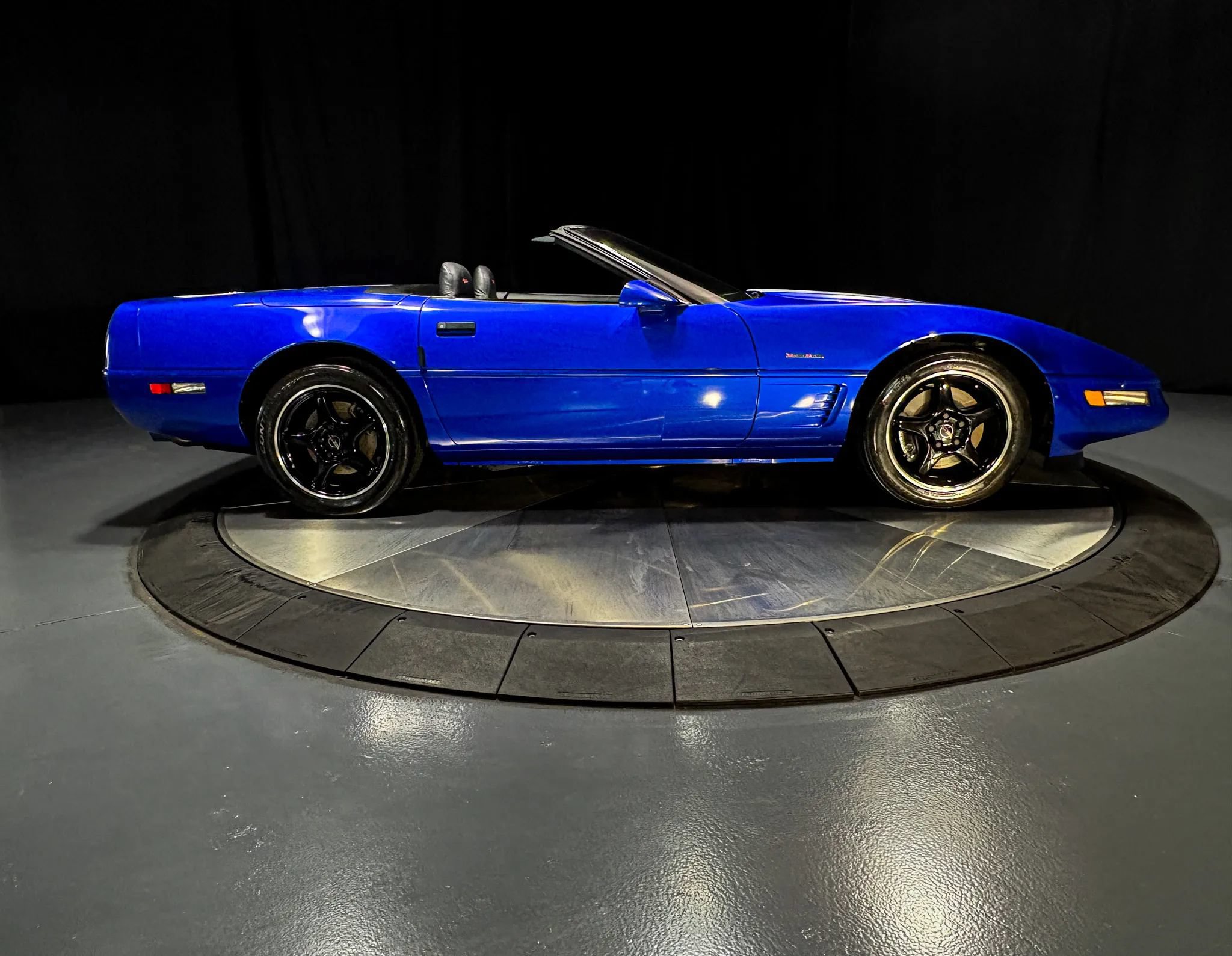 Used 1996 Chevrolet Corvette Convertible RWD image 3