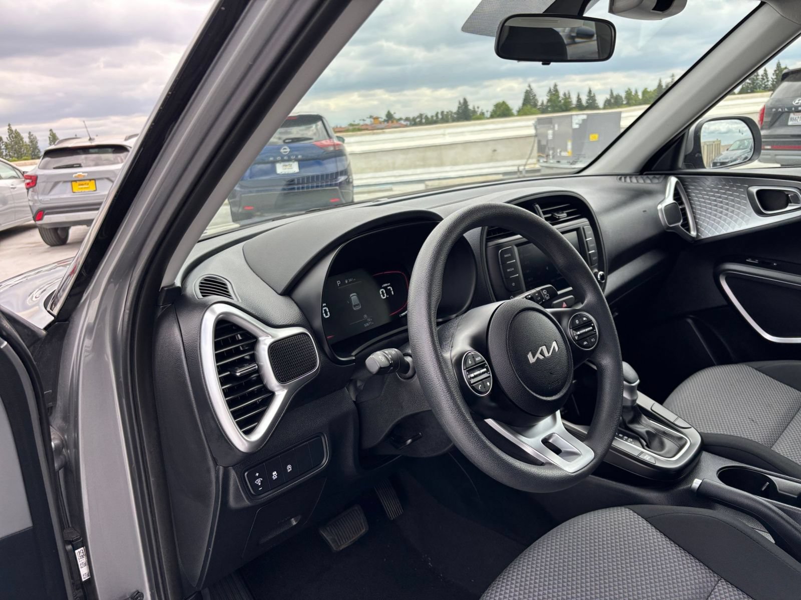 Used 2025 Kia Soul LX w/ LX Technology Package FWD image 32