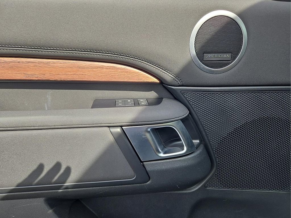 Used 2019 Land Rover Discovery HSE image 13