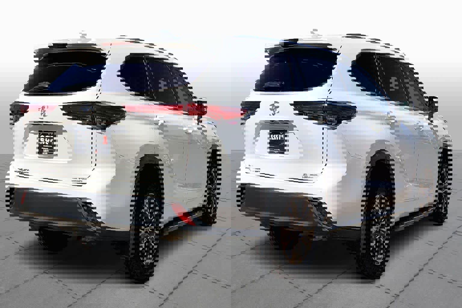 Used 2021 Toyota Highlander XLE AWD/4WD image 12