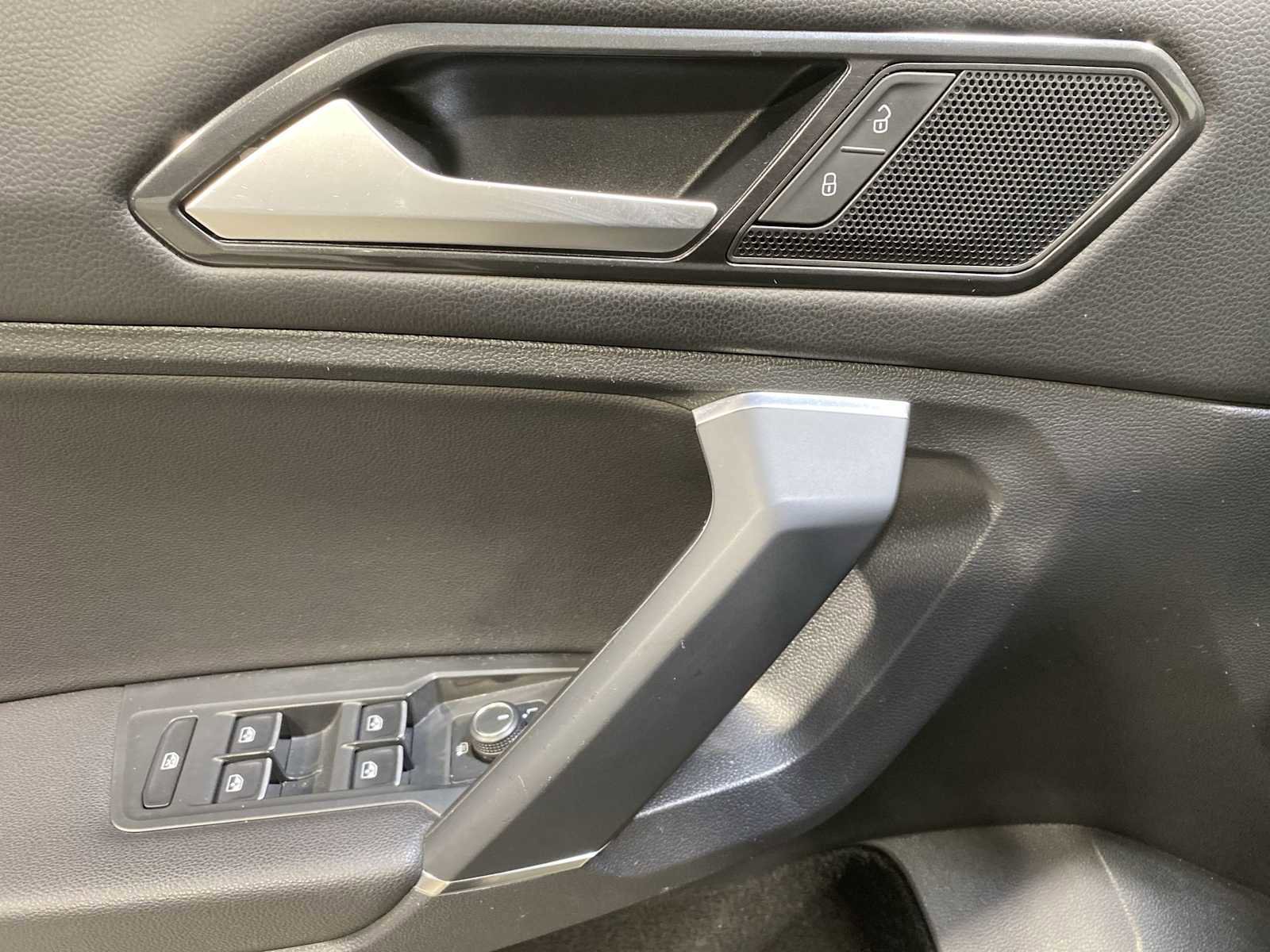 Used 2018 Volkswagen Tiguan SE w/ 3rd Row Seat Package image 23