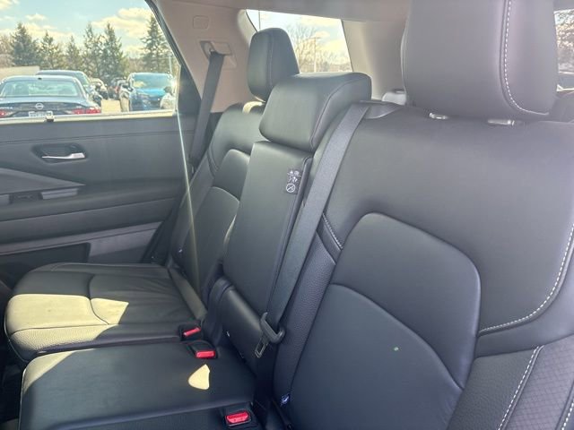 Certified 2025 Nissan Pathfinder SL w/ Black Appearance Package image 22