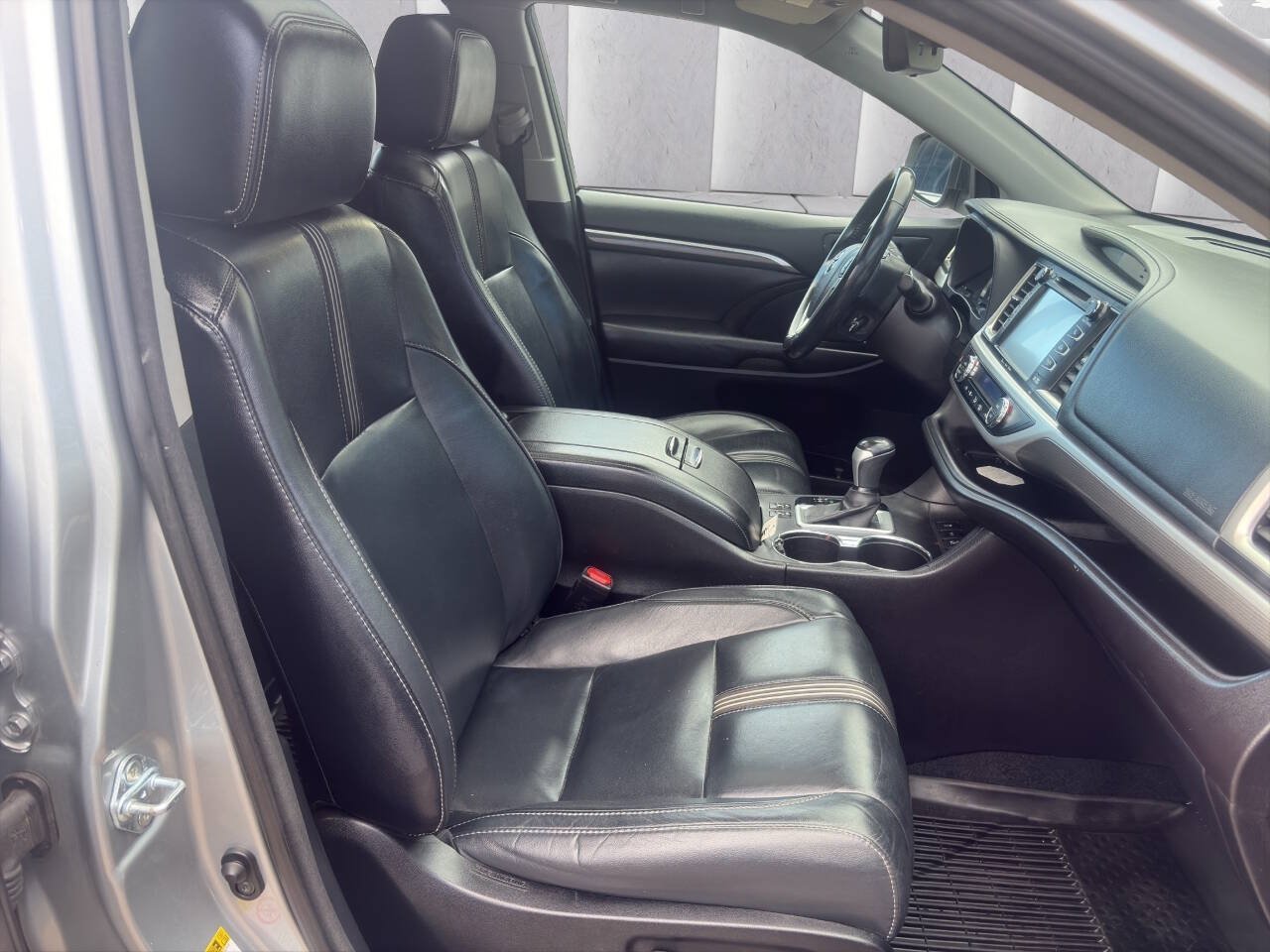 Used 2017 Toyota Highlander SE AWD/4WD image 17