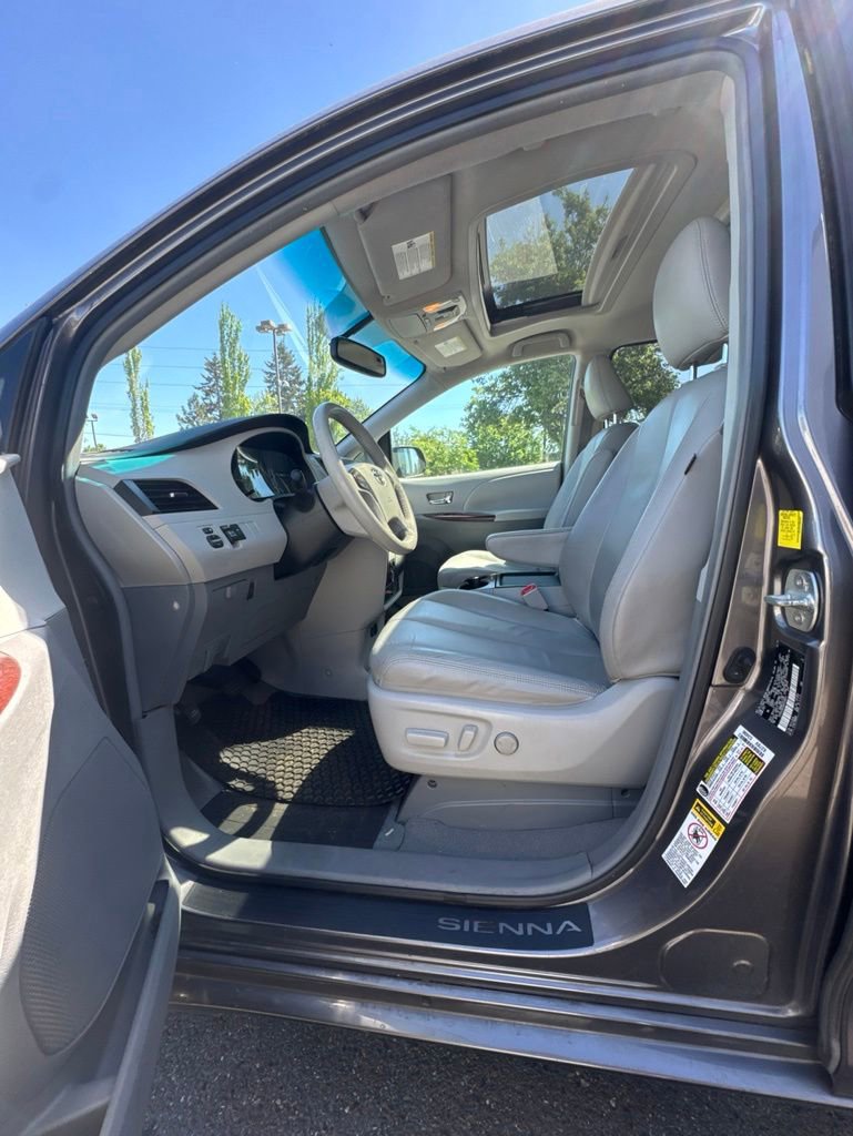 Used 2011 Toyota Sienna XLE w/ Entertainment Pkg FWD image 16