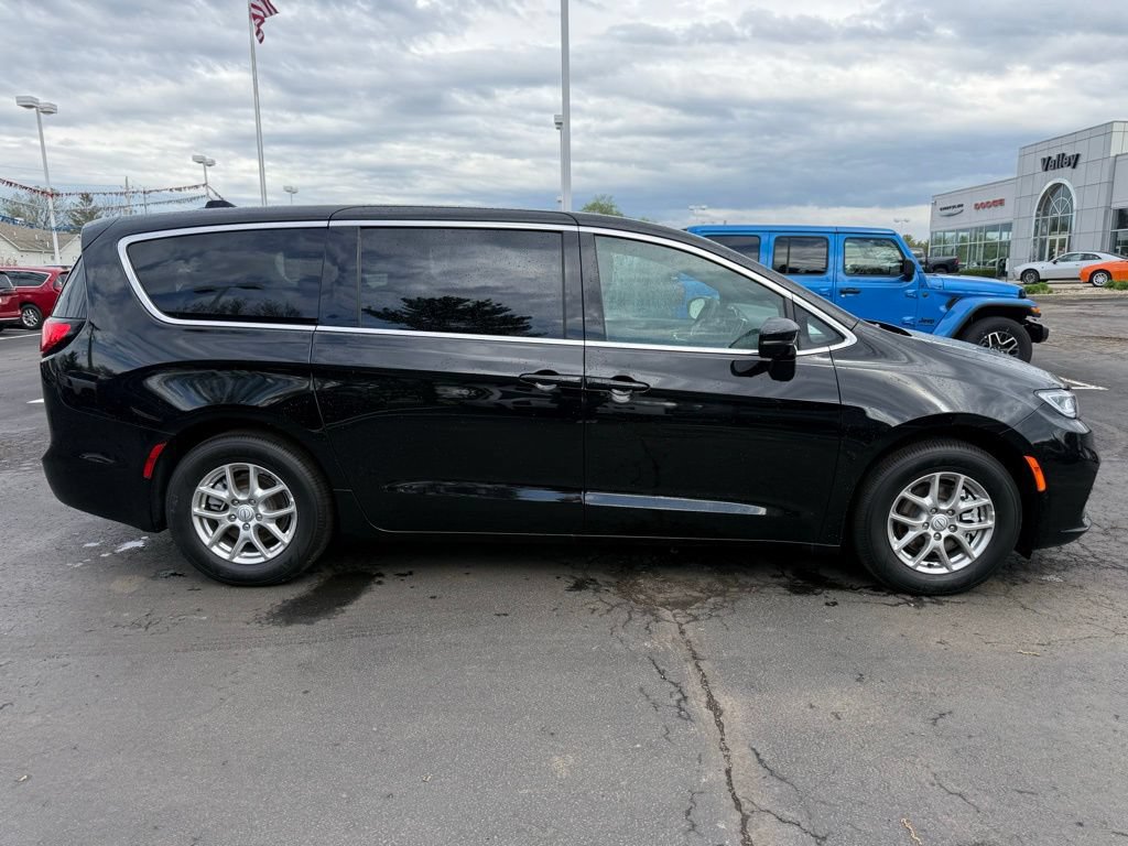 New 2026 Chrysler Pacifica Select FWD image 2