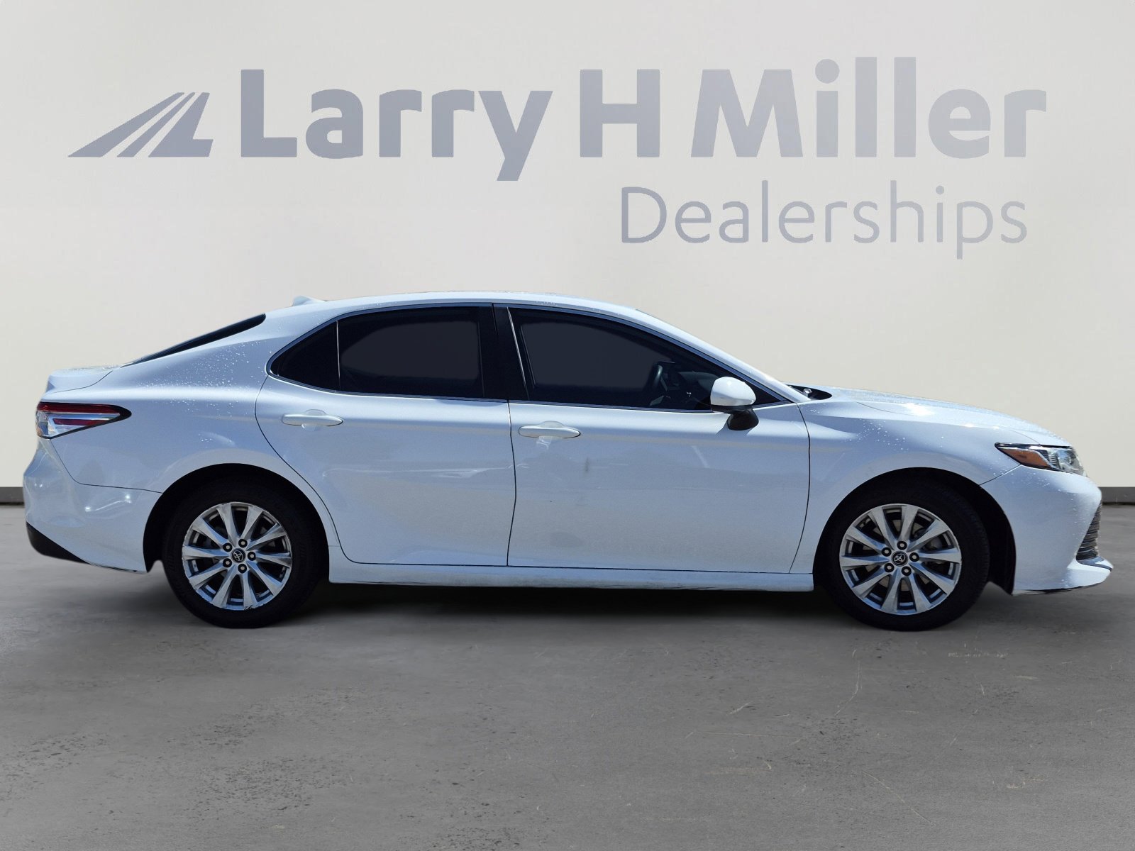 Used 2019 Toyota Camry LE FWD image 6