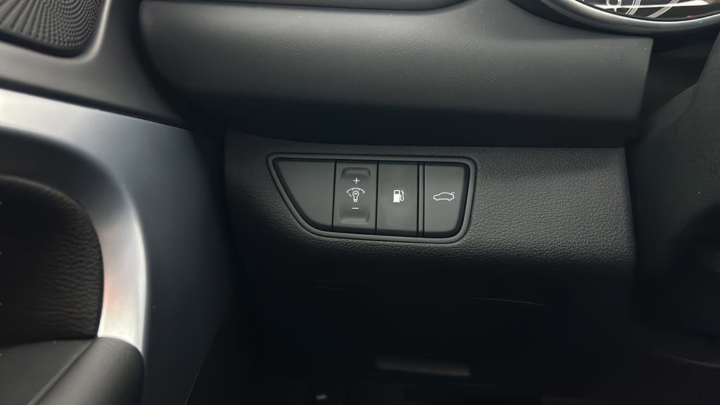 Used 2025 Genesis G70 2.5T image 26