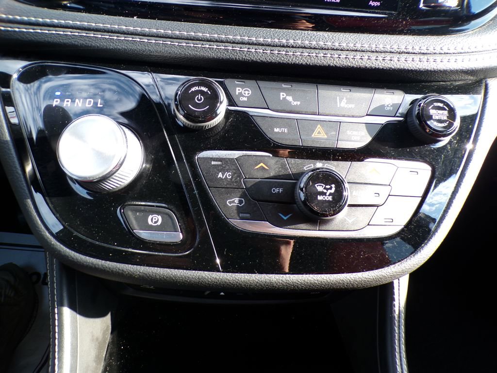 Used 2021 Chrysler Pacifica Limited w/ Uconnect Theater Family Group FWD image 30