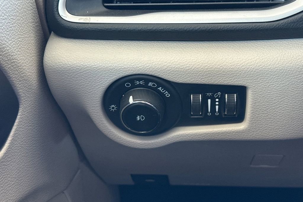 Used 2023 Chrysler Pacifica Touring-L FWD image 38