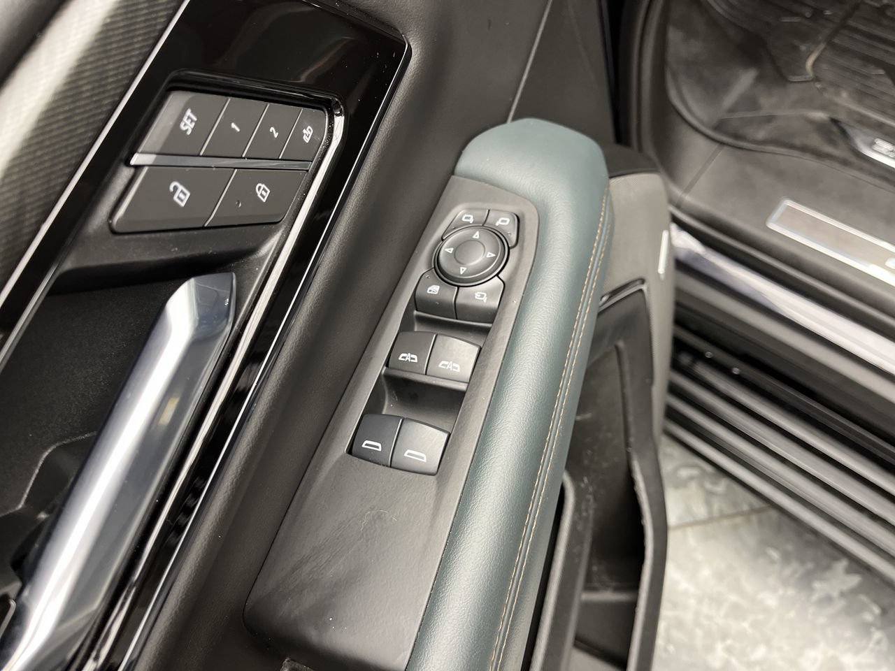 Certified 2025 GMC Yukon XL AT4 w/ AT4 Premium Package AWD/4WD image 10