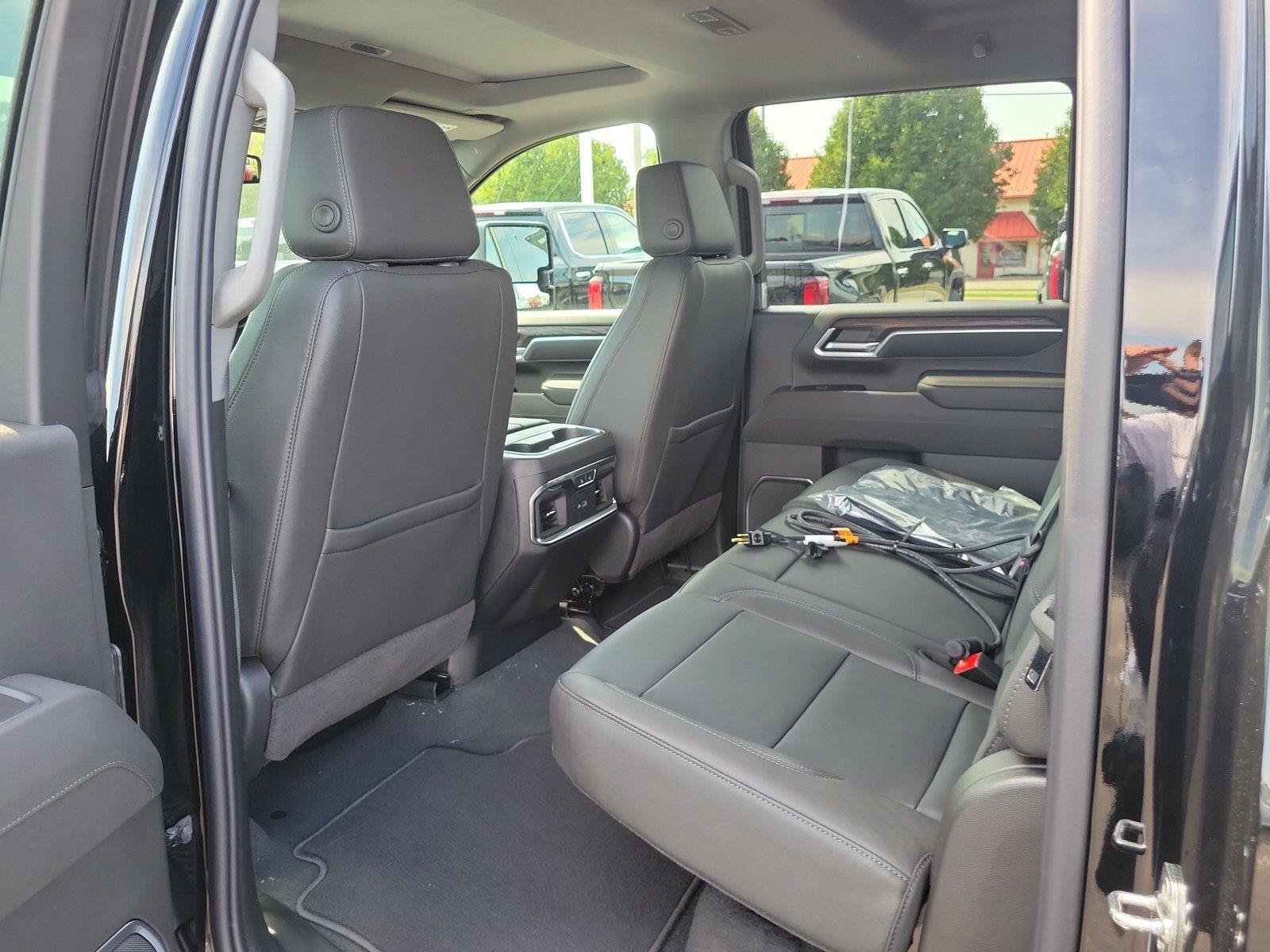 New 2026 GMC Sierra 2500 SLT w/ SLT Premium Package AWD/4WD image 12