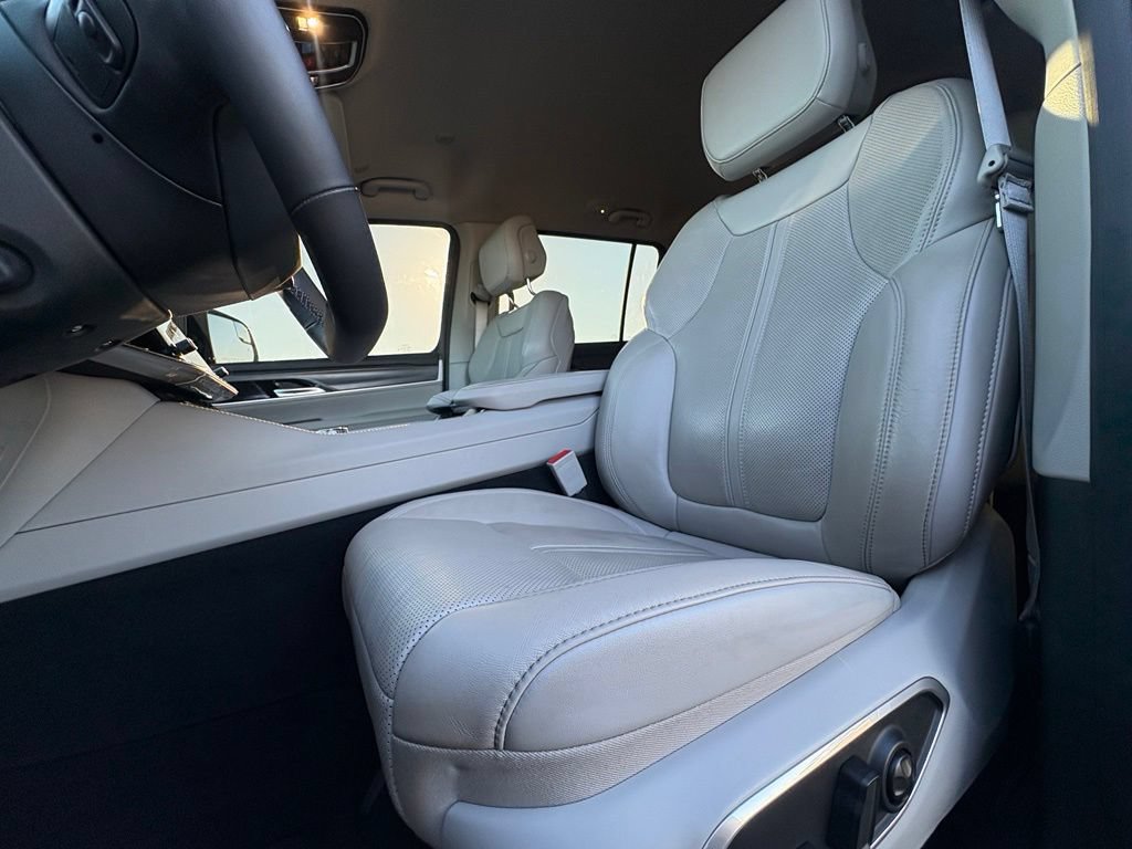 Used 2023 Jeep Wagoneer Series II w/ Flexible Seating Group AWD/4WD image 12