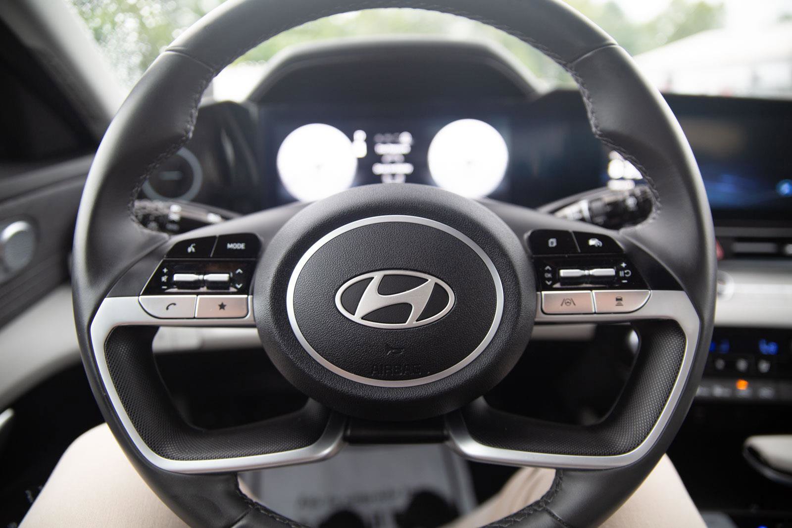 Used 2025 Hyundai Elantra Limited image 11