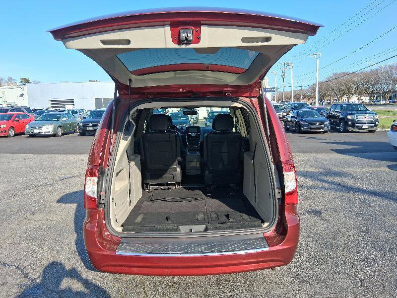 Used 2015 Chrysler Town & Country Touring-L w/ Driver Convenience Group image 24