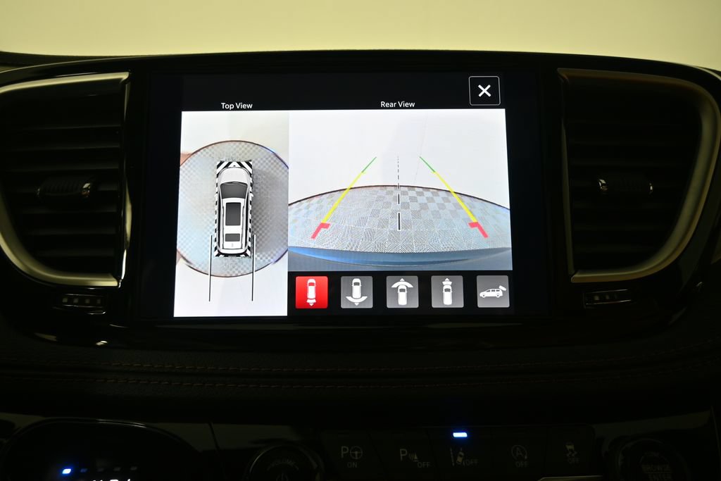 Used 2025 Chrysler Pacifica Pinnacle w/ Trailer Tow Group FWD image 30