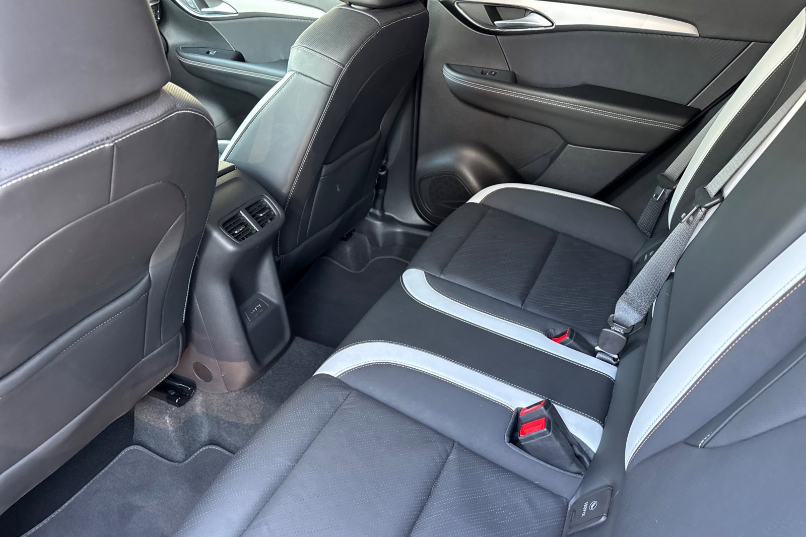 Certified 2025 Buick Envision Sport Touring AWD/4WD image 13