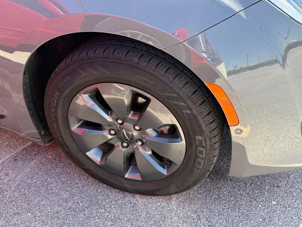 Used 2020 Chrysler Pacifica Limited w/ Advanced Safetytec Group image 5
