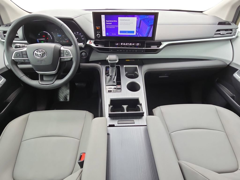 Used 2025 Toyota Sienna XLE FWD image 9