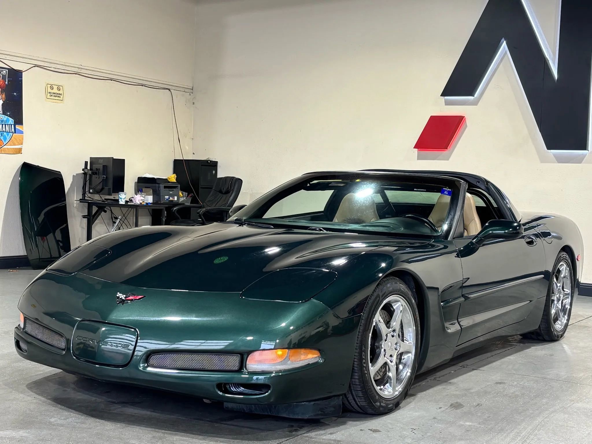 Used 2000 Chevrolet Corvette Coupe w/ Performance Handling Pkg image 2