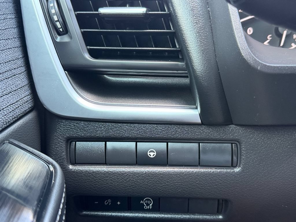 Used 2023 Nissan Rogue SV FWD image 20