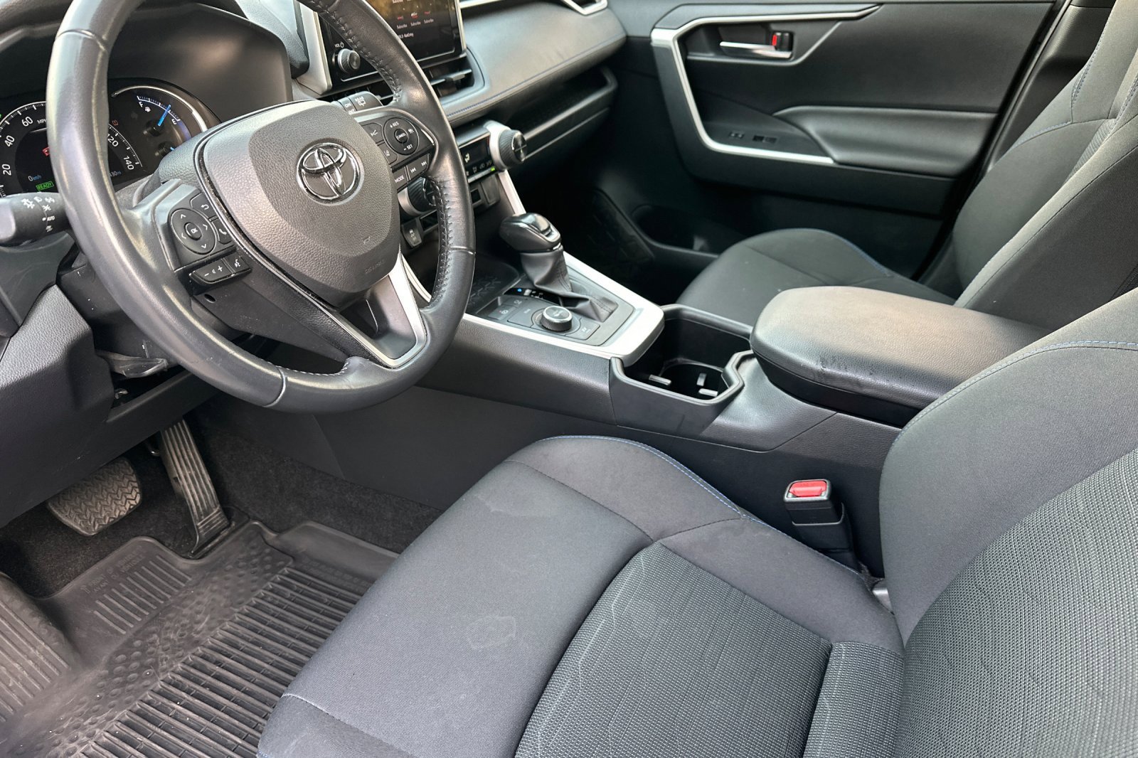 Used 2024 Toyota RAV4 SE image 10