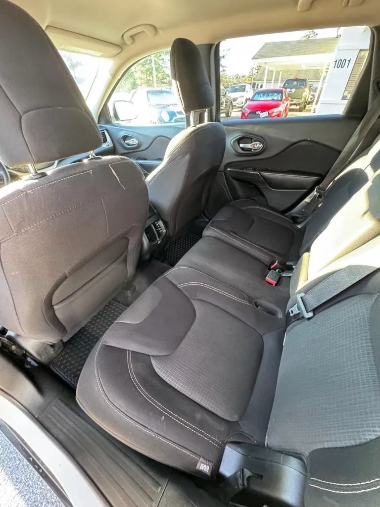 Used 2016 Jeep Cherokee Latitude w/ Cold Weather Group AWD/4WD image 14