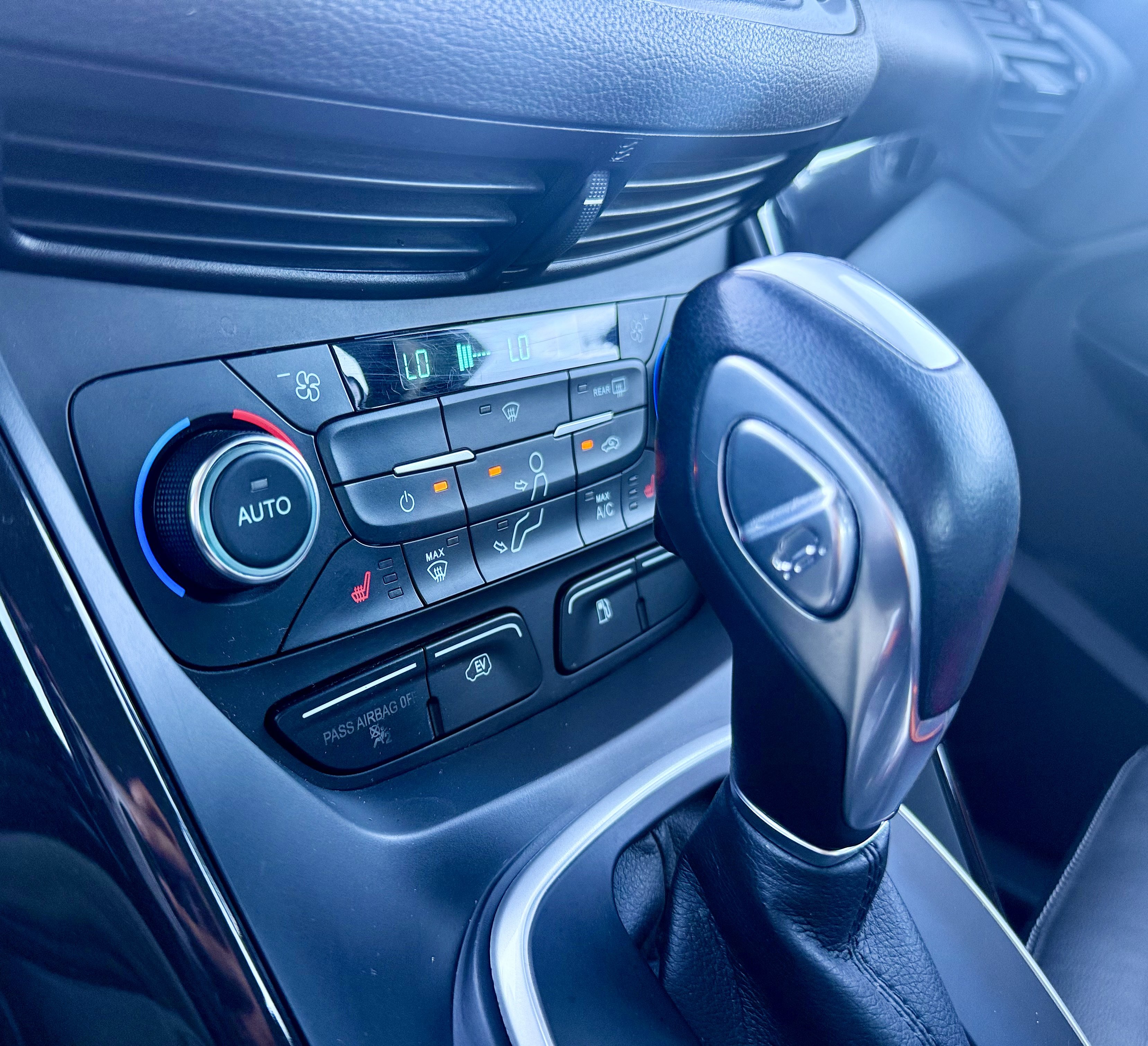 Used 2017 Ford C-MAX Energi Titanium FWD image 29