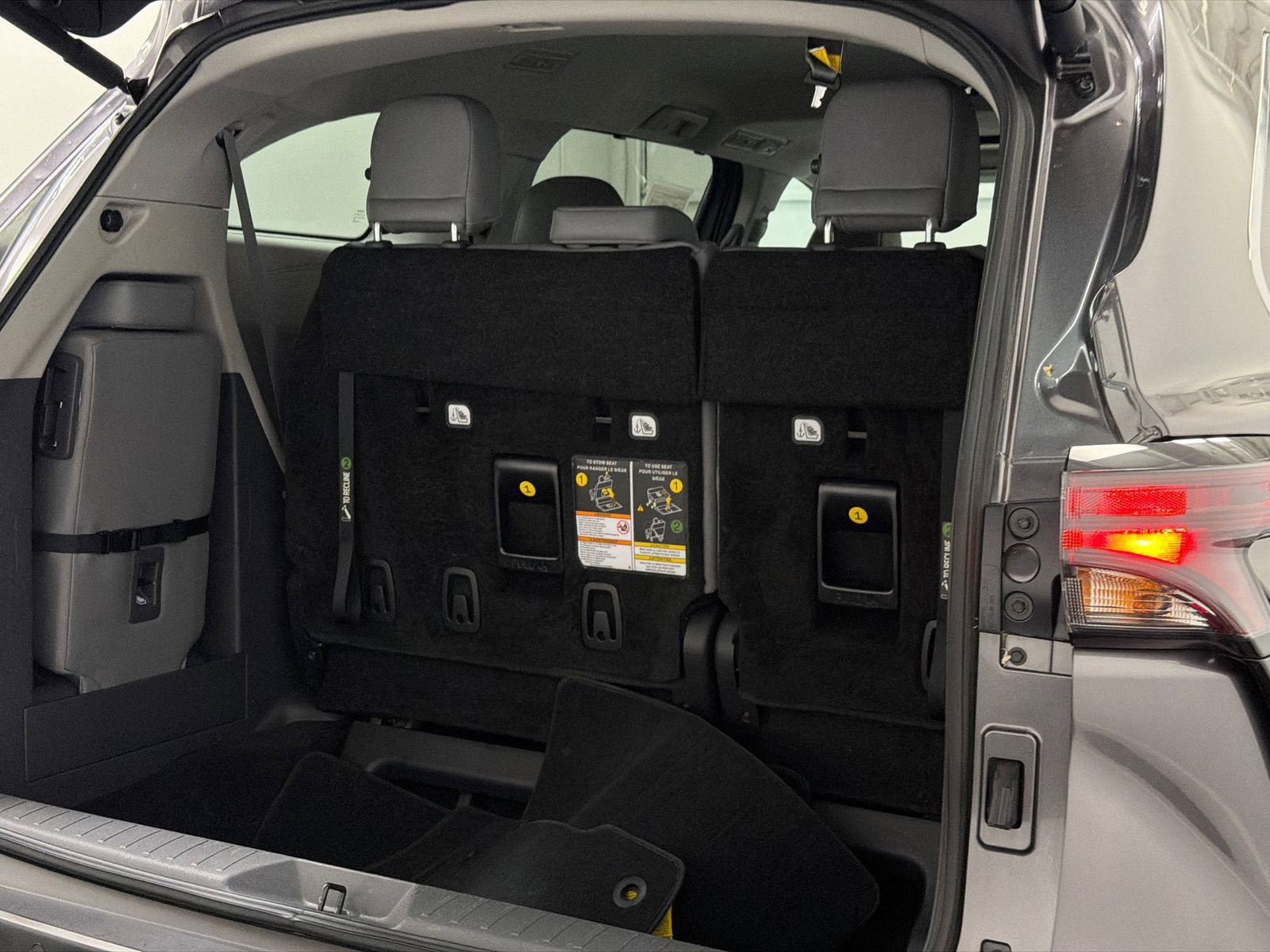 Used 2023 Toyota Sienna XLE FWD image 8