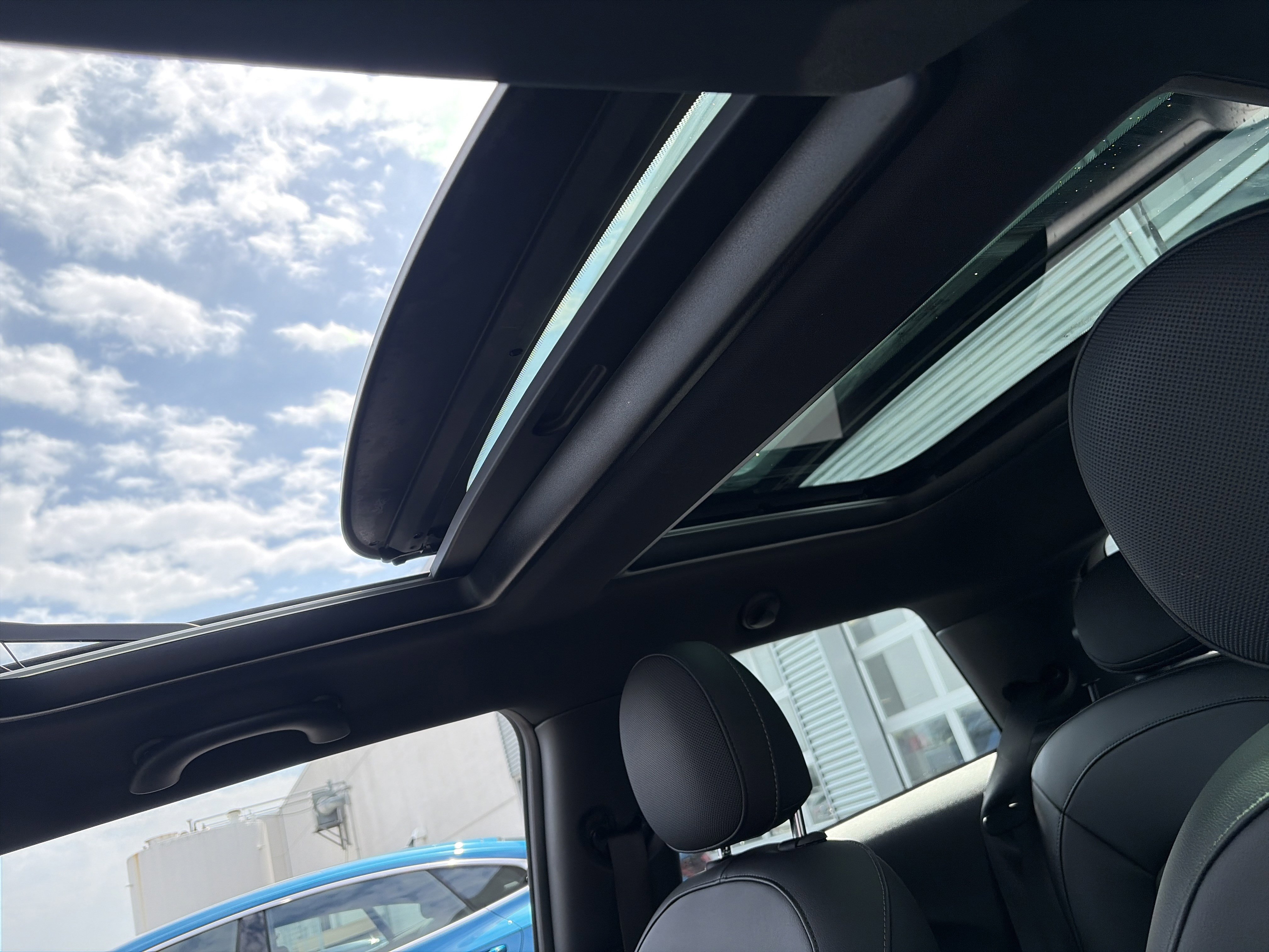 Used 2022 MINI Cooper 2-Door Hardtop image 22