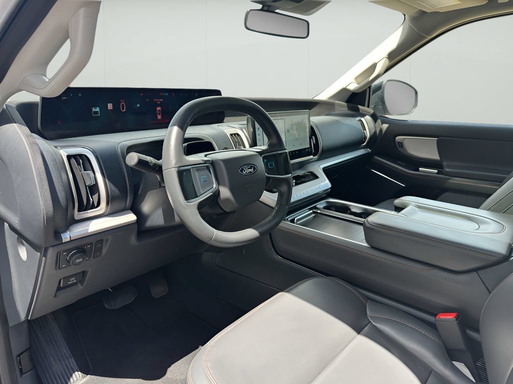 Used 2025 Ford Expedition Active AWD/4WD image 2