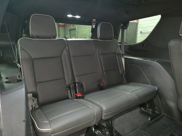 Used 2023 GMC Yukon SLT w/ SLT Premium Package image 12