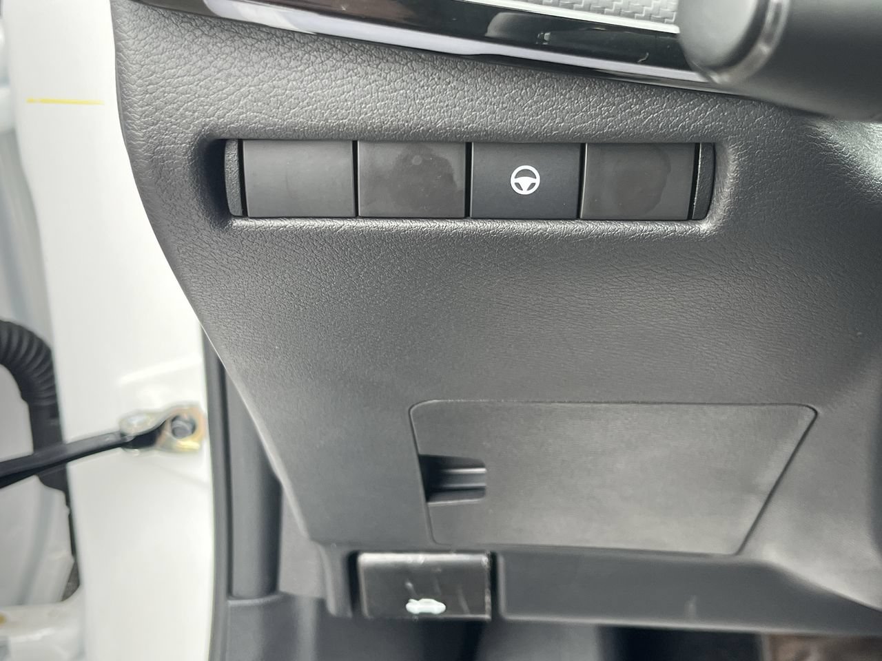 Used 2025 Nissan Kicks SR AWD/4WD image 16