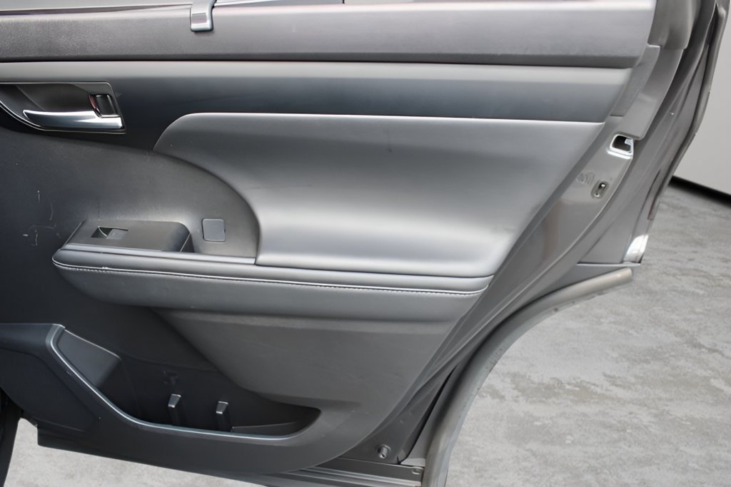 Used 2025 Toyota Highlander XLE AWD/4WD image 25